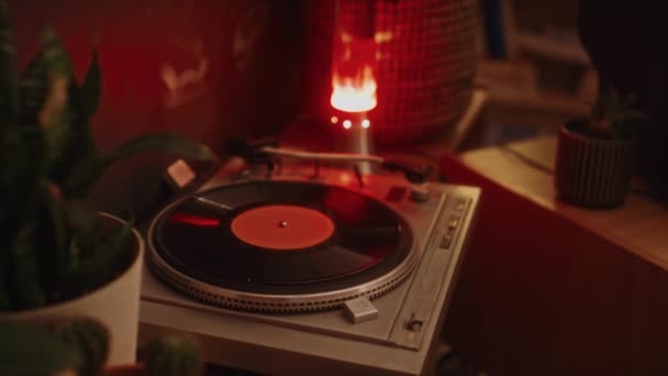 Inga Människor Handhållna Bilder Vintage Skivspelare Med Vinylskiva Bord Nära — Stockvideo