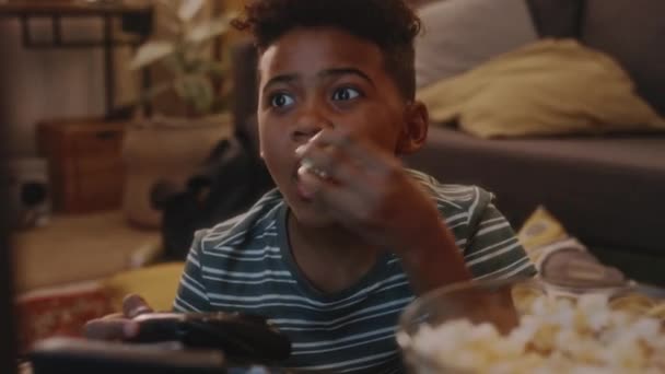 Кишенькові Кадри Афроамериканської Дитини Широко Відкритими Очима Дивиться Екран Телевізора — стокове відео