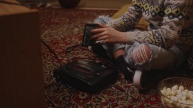 Beyaz tenli bir çocuğun yeni oyun kasetine baktığı, TV konsoluna taktığı ve 90 'larda evde tek başına oynadığı el kamerasıyla çekilmiş video görüntüleri.