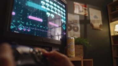 Ekranda 2D eski atari video oyunu ve evde, atmosferik 90 'larda konsolda düğmelere basan tanınmayan bir çocuğun elleriyle metro televizyonunun odak noktasını değiştirme yaklaşımı
