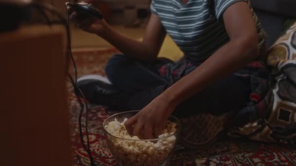 Tilt Handheld Footage African American Gen Kid Eating Handful Popcorn — стоковое видео
