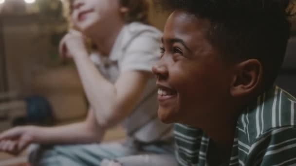 Boční Detailní Záběr Gen Afroameričan Chlapec Smát Tak Tvrdě Při — Stock video