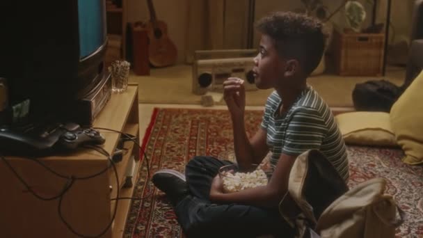 Jenerasyonunun Elde Çekilmiş Görüntüleri Siyah Çocuk Elinde Patlamış Mısırla Televizyon — Stok video