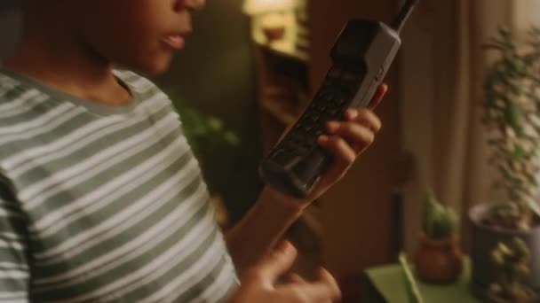 Боковой Наклон Ручной Съемки Черный Ребенок Набирая Номер Винтажном Телефоне — стоковое видео