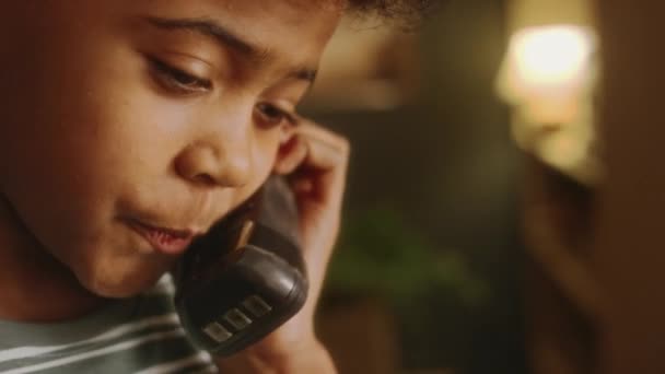 Сторона Крупним Планом Чорний Хлопчик Розмовляє Батьками Застарілому Телефоні Перебуваючи — стокове відео