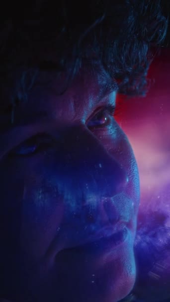 看着美丽的蓝色和粉色空间色彩的快乐的成年宇航员侧身特写 银河被反射在太空头盔上 — 图库视频影像