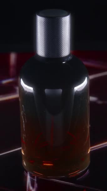 垂直地没有人在抽象的霓虹灯表面贴上深色玻璃瓶的面部血清或其他美容产品 做美容产品的广告 — 图库视频影像
