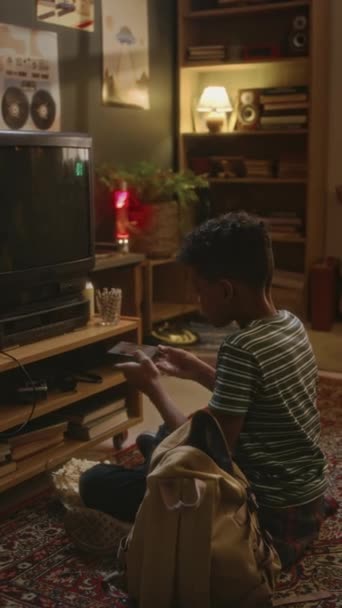 Tournage Vertical Latéral Boy Génération Espiègle Apportant Cassette Maison Avec — Video