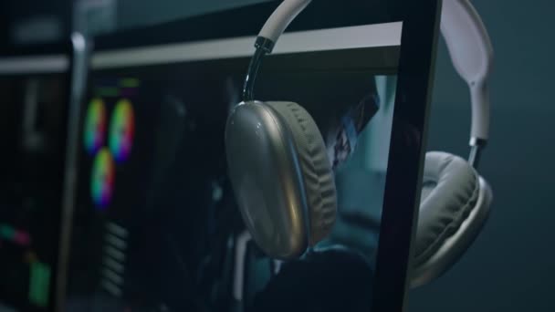 Gros Plan Sans Fil Écouteurs Suspendus Écran Ordinateur Avec Projet — Video