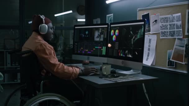 휠체어에 책상에 컴퓨터 모니터에 소프트웨어를 영화에 동영상 커피를 마시는 장애와 — 비디오