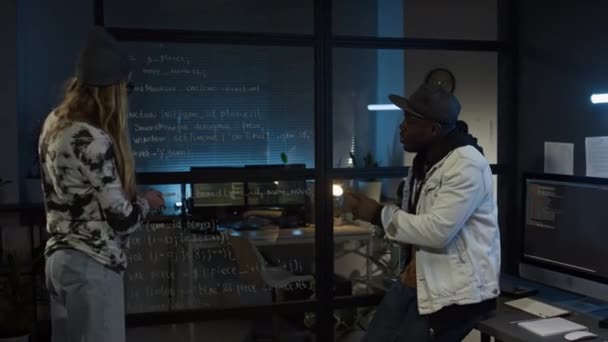 아프리카계 미국인 남성과 프로그래머가 가득한 스타트업 사무실에서 소프트웨어 프로젝트에 아이디어를 — 비디오