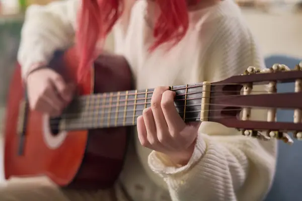 Κοντινό Πλάνο Νεαρού Ταλαντούχου Γυναικείου Μουσικού Που Παίζει Ακουστική Κιθάρα Εικόνα Αρχείου