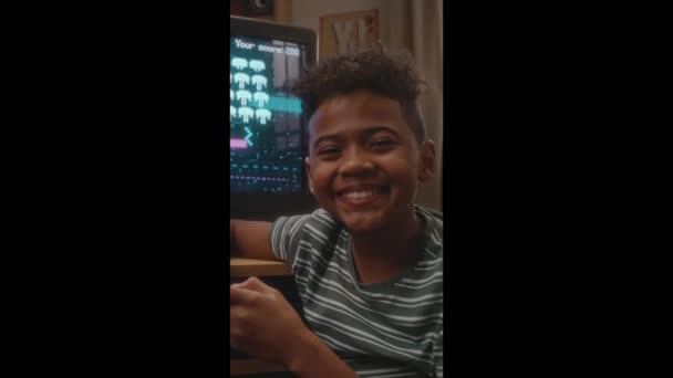 Vertikální Truhla Nahoru Handheld Portrét Super Šťastný Black Tisíciletý Chlapec — Stock video