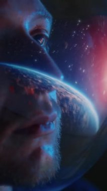 Kafkas sakallı uzay adamının dikey görüntüsü. Uzay miğferli, çoklu yıldız takımyıldızını gözlemliyor ve dış uzayda çalışırken galaksi güzelliğini büyülüyor.
