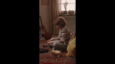 Kafkaslı bir çocuğun video kaseti konsola takıp tek başına oyun oynamaya başladığı 90 'lı yıllarda el kamerasıyla çekilmiş dikey görüntüler.