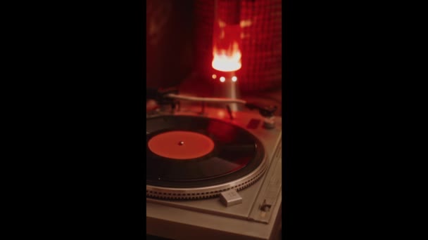 Inga Personer Vertikal Handhållen Film Vintage Skivspelare Med Vinylskiva Bord — Stockvideo