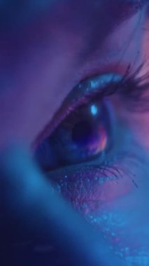 Dikey kenar aşırı yakın uzay kadınlarının gözleri büyüleyici uzay güzelliğini zevkle gözlemler.