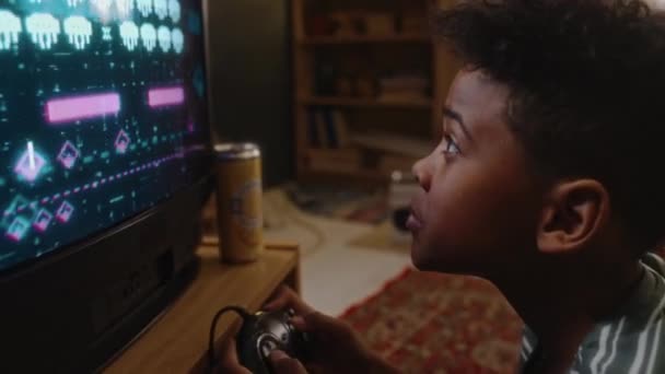 Arc Πλάνα Από Ενθουσιασμένοι Black Millennial Αγόρι Παίζει Παιχνίδι Shooter — Αρχείο Βίντεο