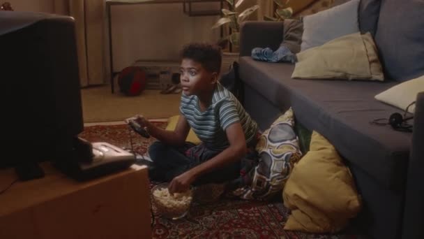 Боковой Полный Ручной Снимок Афроамериканского Ребенка Впитывающего Игровые Автоматы Винтажном — стоковое видео