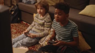 Konsol TV oyununda kolayca geçen iki çocuğun el kamerasıyla çekilmiş görüntüleri ve nostaljik 90 'larda evde birlikte takılırken zafer için beşlik çakışmalar.