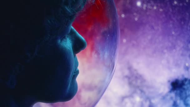 Tam Basınçlı Miğferli Dişi Kozmonotun Yan Görüntüsü Etraftaki Çoklu Yıldız — Stok video