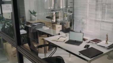 Kimse modern hukuk firmasındaki boş avukatlık bürosunun bilgisayar, doküman ve heykel görüntülerini kopyalamaz.
