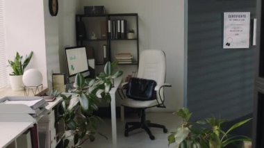 Hiç kimse hukuk bürosundaki modern çatı katında masa ve bilgisayar monitörlü boş işyerinin görüntülerini çekmez.