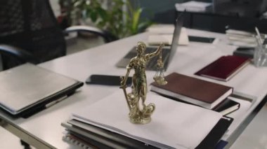 Hiç kimse hukuk firmasındaki avukatlık bürosunda masanın üstüne koyduğu hukuk tanrıçası heykelinin görüntülerini çıkaramaz.