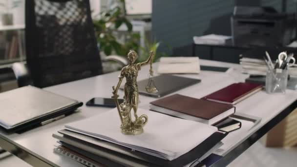 Keine Filmaufnahmen Der Bronzestatuette Lady Justice Auf Einem Aktenstapel Auf — Stockvideo
