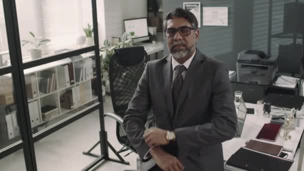 Retrato Barba Confiante Biracial Advogado Óculos Terno Caro Posando Escritório — Vídeo de Stock
