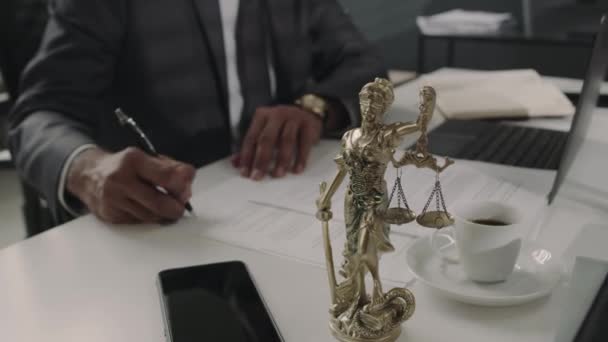 Обрізані Кадри Безликого Адвоката Який Співає Юридичні Документи Або Угоди — стокове відео