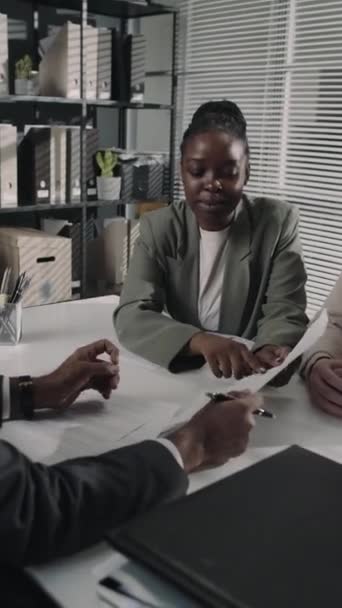 Vertical Footage African American Female Client Consulting Anonymous Experienced Lawyer — Stock video