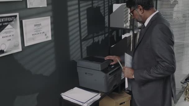 Πλάγια Κλίση Βίντεο Του Άνδρα Δικηγόρου Στο Κοστούμι Κάνοντας Αντίγραφο — Αρχείο Βίντεο