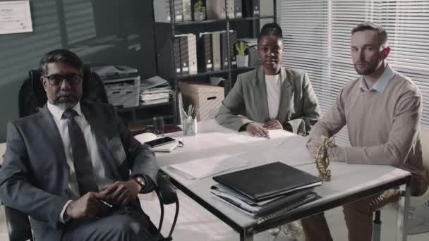 Retire Retrato Biracial Advogado Diversificado Terno Clientes Afro Americanos Caucasianos — Vídeo de Stock