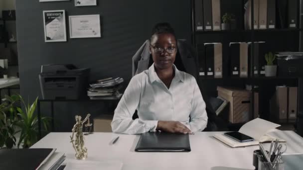 Średni Portret Poważnej Afroamerykańskiej Prawniczki Okularach Odzieży Biurowej Pozującej Przy — Wideo stockowe