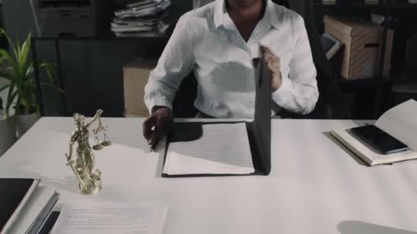 Retirer Portrait Une Avocate Noire Confiante Dans Des Lunettes Posant — Video