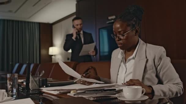 Середні Кадри Афроамериканського Адвоката Який Сидить Конференц Залі Працює Документами — стокове відео