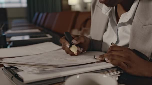 Side Tilt Closeup Koncentreret Afrikansk Amerikansk Advokat Jakkesæt Briller Fremhæver – Stock-video