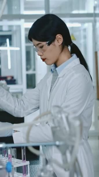 Mediana Vertical Química Femenina China Bata Blanca Gafas Guantes Que — Vídeos de Stock