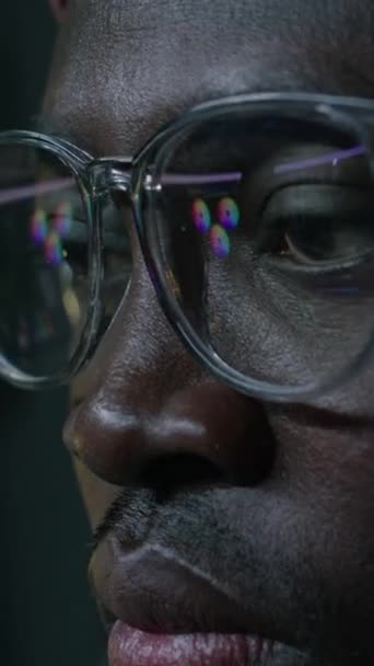 어두운 스튜디오에서 컴퓨터 소프트웨어에서 비디오 편집기의 얼굴과 극단적인 클로즈업 안경에 — 비디오