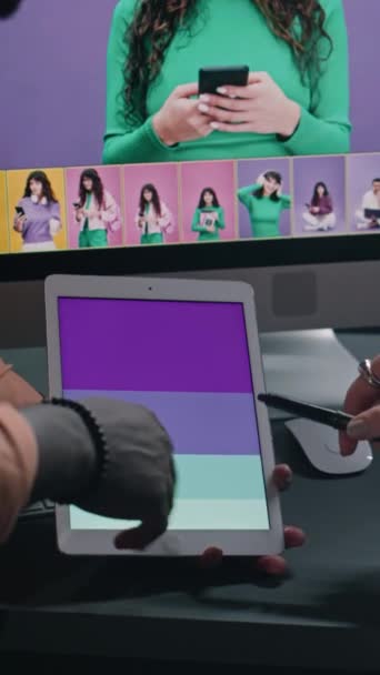 Yapım Sonrası Stüdyoda Ticari Proje Üzerinde Çalışan Tabletteki Renk Grafiklerine — Stok video
