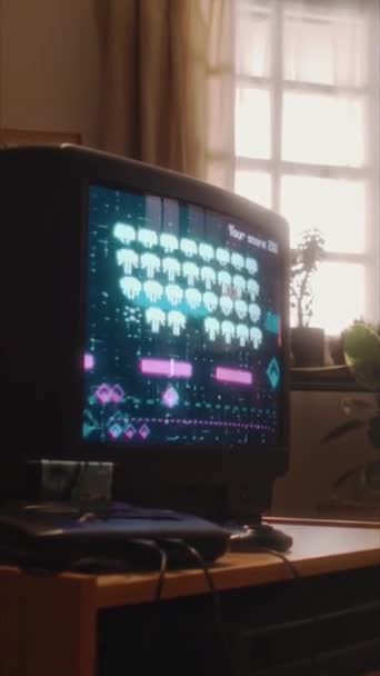 90年代のレトロスタイルのリビングルームでチューブテレビ画面上のエイリアンの群れと戦う古い宇宙シューティングゲームの垂直映像はありません — ストック動画