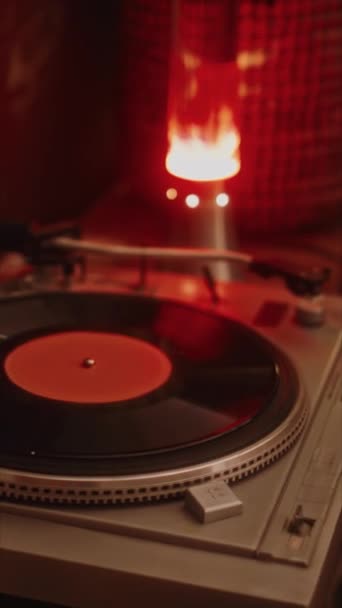 Keine Menschen Vertikalen Handheld Aufnahmen Von Vintage Plattenspieler Mit Vinyl — Stockvideo