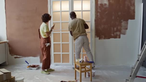 Hátsó Teljes Felvétel Különböző Házastársakról Akik Házfelújítási Folyamat Során Ragasztószalaggal — Stock videók