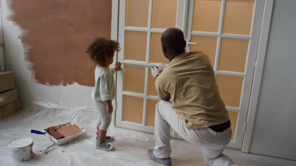 Задній Знімок Маленької Дівочої Стрічки Бірао Одного Краю Допомагає Тато — стокове відео