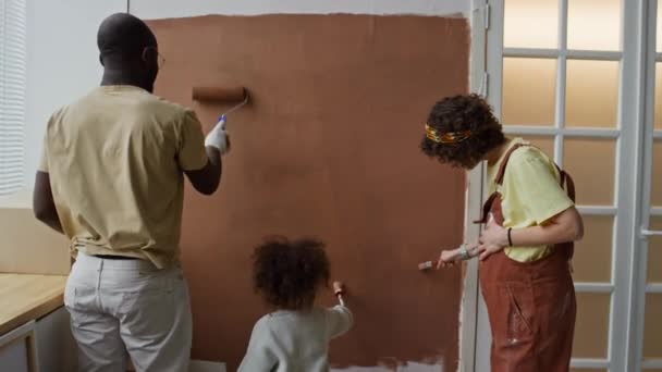 Imagens Traseiras Família Multirracial Pai Mãe Criança Pintura Parede Renovar — Vídeo de Stock