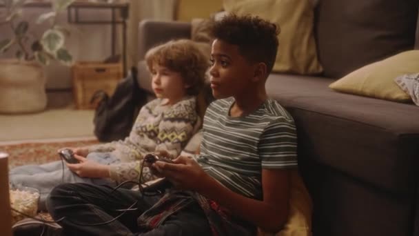 Бічні Кадри Різних Тисячолітніх Хлопчиків Втрачають Консольну Телевізійну Відеогру Виглядають — стокове відео