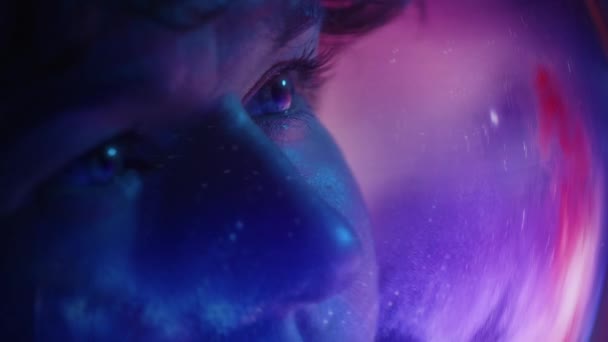 Боковой Экстремальный Крупный План Глаз Женщины Космонавта Смотрящей Звездную Галактику — стоковое видео
