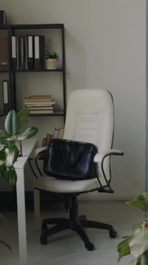 Hiçbir insan modern hukuk bürosundaki masa ve bilgisayar monitörüyle boş işyerinin görüntülerini dikey olarak çekemez.