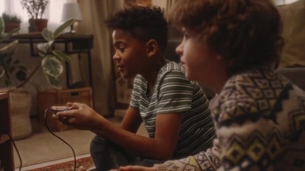 Yıllarda Evde Yumuşak Işık Çocukluk Atmosferi Olan Oyun Kontrolörlerini Kullanarak — Stok video
